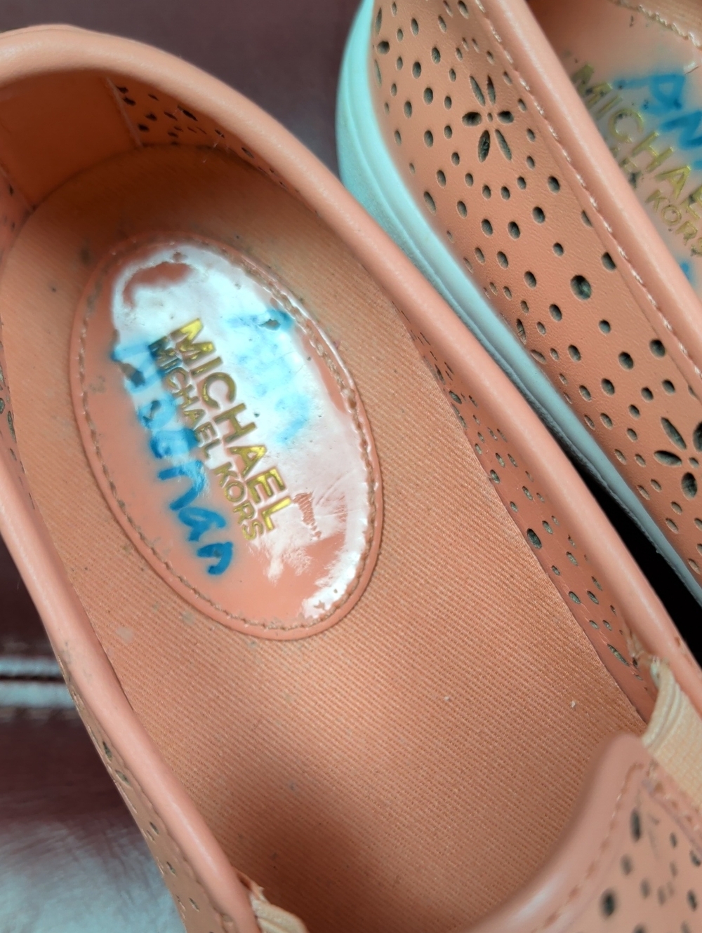 Michael Kors Coral Perforated Slip-On Shows Size 6 - Picture 4 of 13